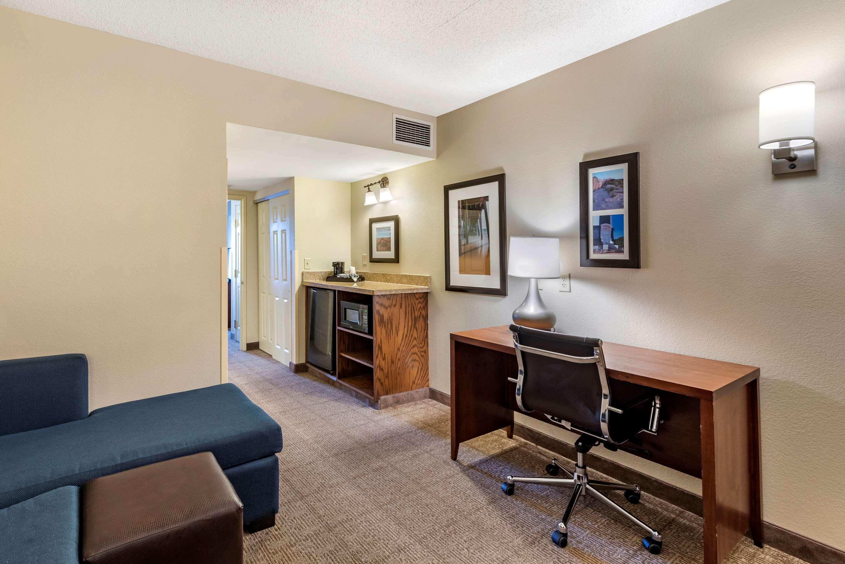 Comfort Inn & Suites Virginia Beach - Norfolk Airport Exterior photo