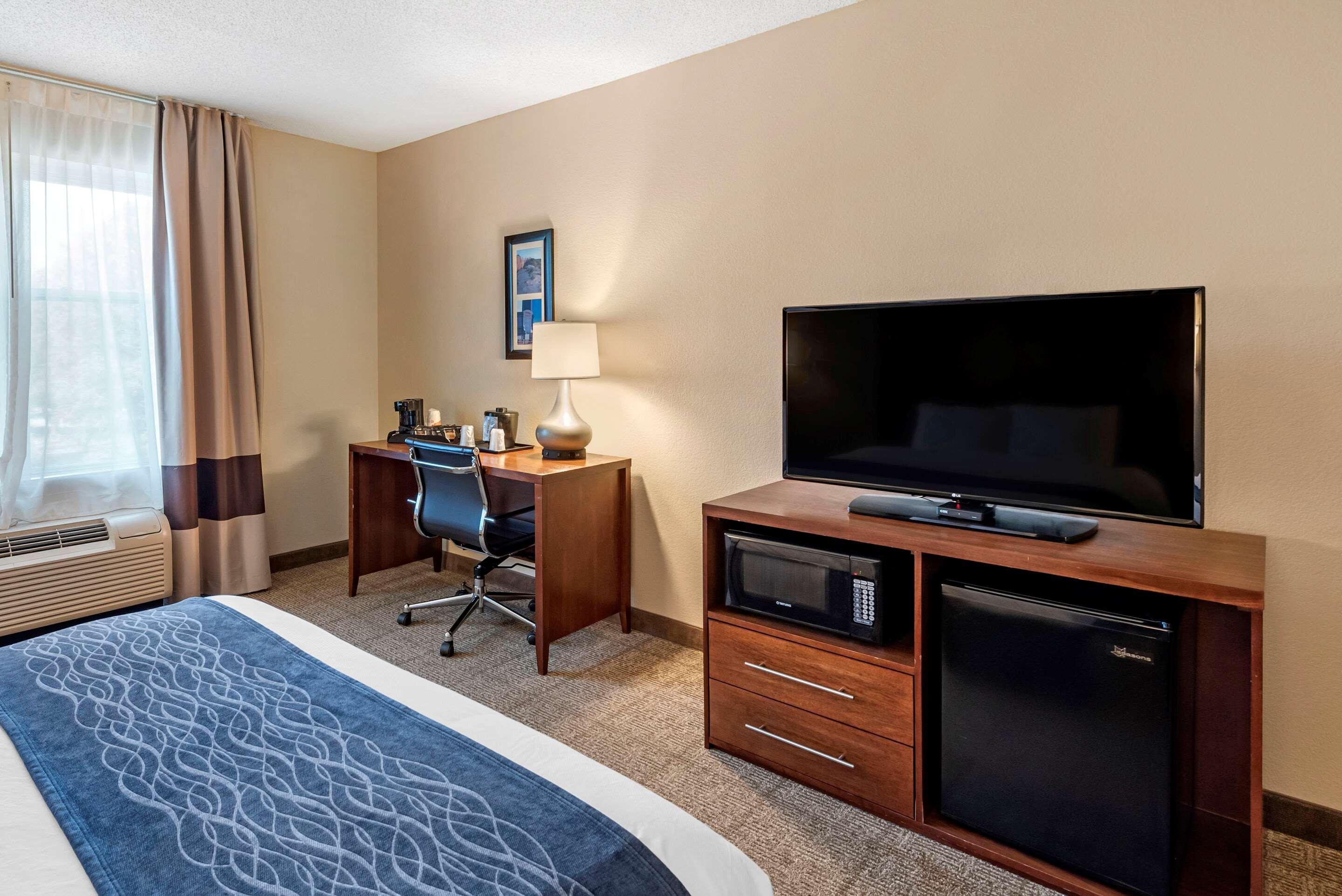 Comfort Inn & Suites Virginia Beach - Norfolk Airport Exterior photo