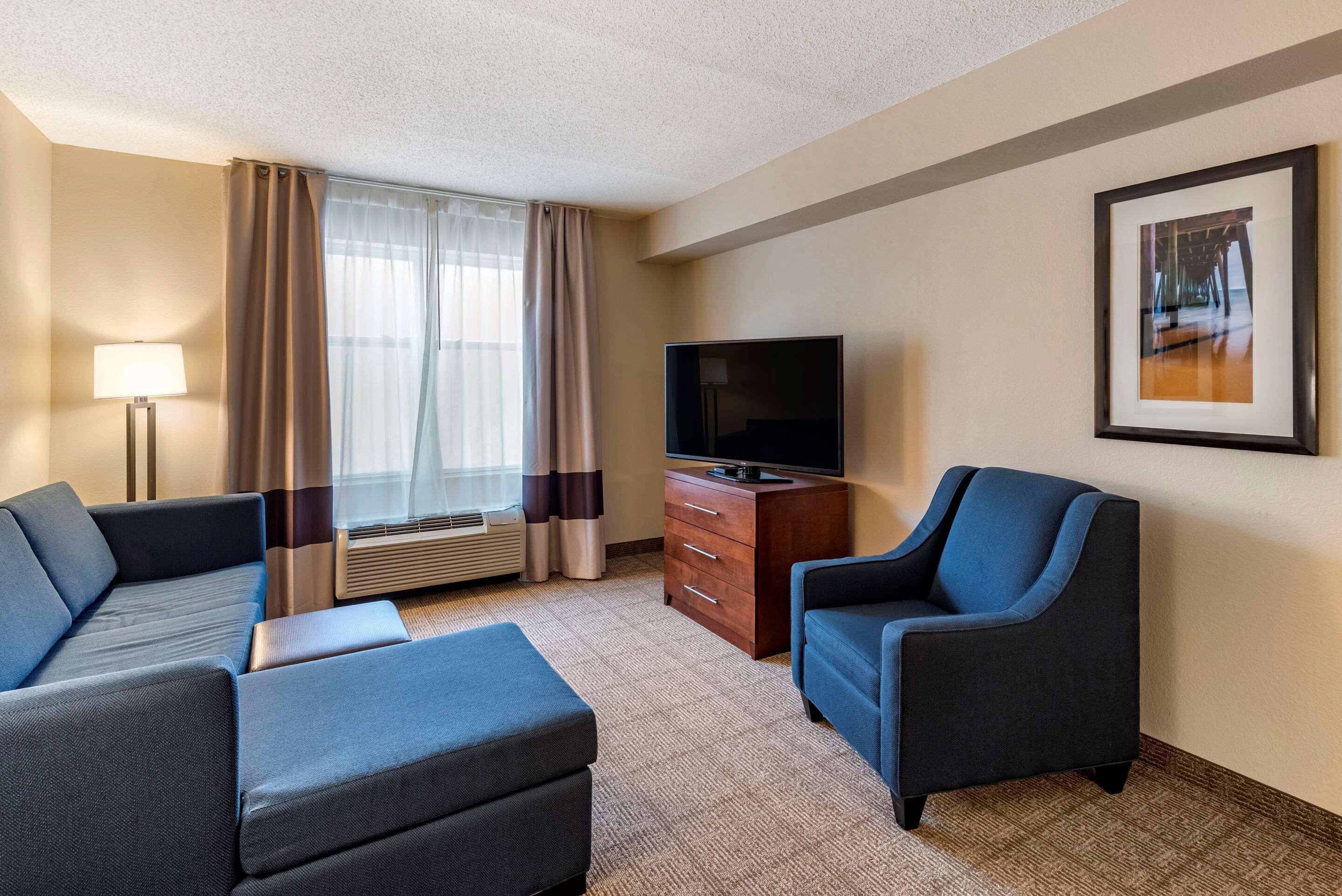 Comfort Inn & Suites Virginia Beach - Norfolk Airport Exterior photo