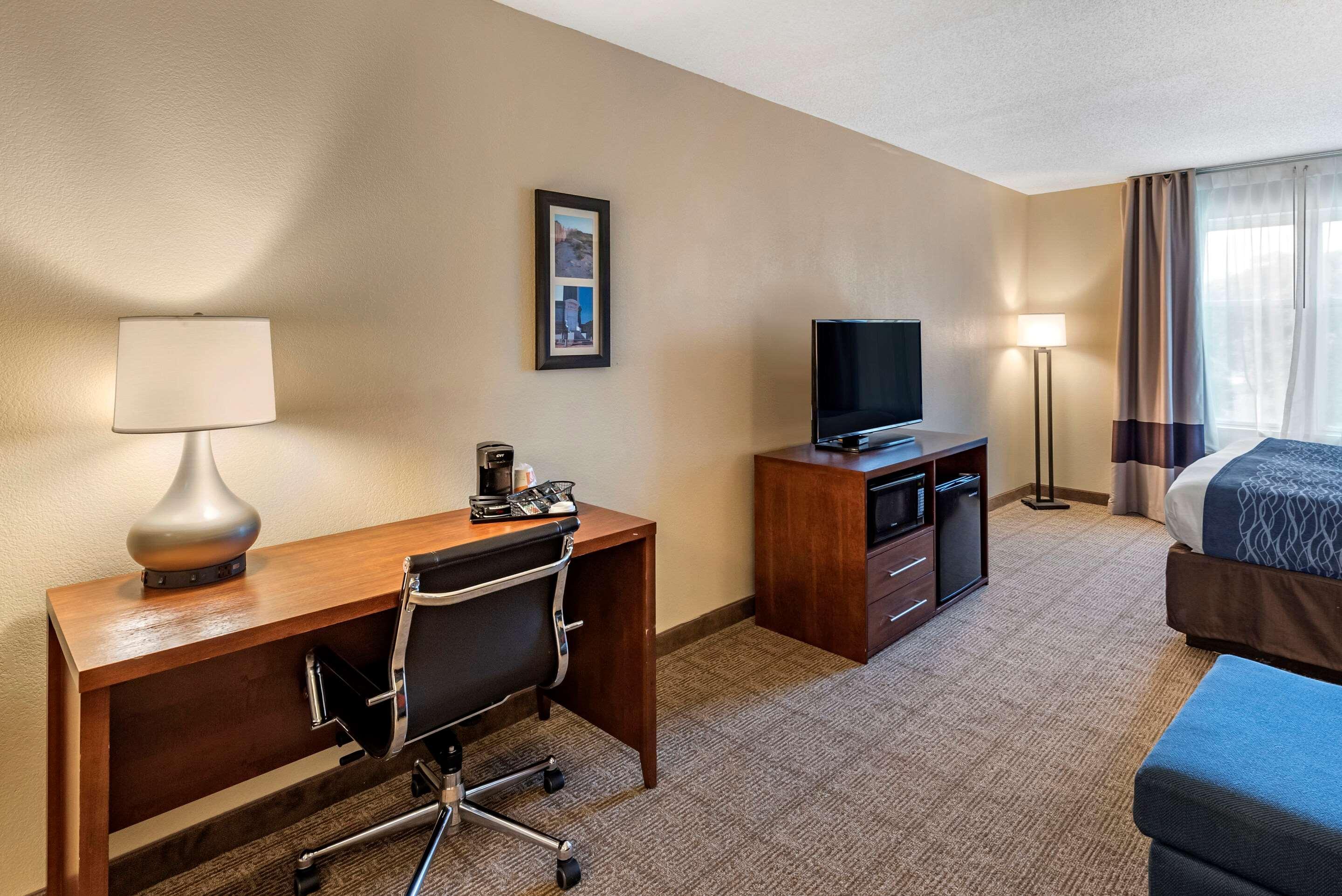 Comfort Inn & Suites Virginia Beach - Norfolk Airport Exterior photo